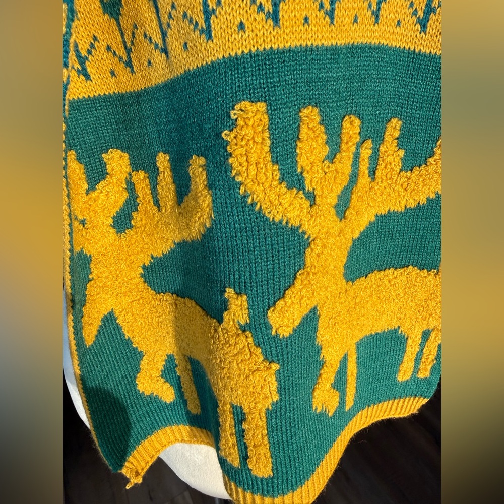 Knit Scarf with Reindeer Pattern - Picture 4 of 8